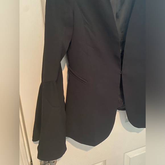 EUC Tea n Cup Women’s Bell Sleeve Blazer - Black, size M - Picture 3 of 6